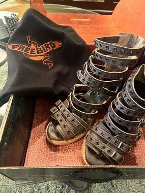 Freebird by Steven Casandra Gray Multi-Strap Grommet Gladiator Sandals